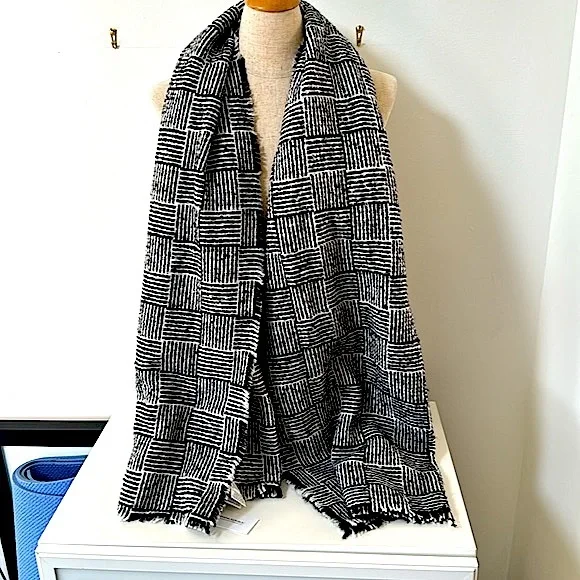 NWT! Banana Republic Winter Scarf!!! - Picture 3 of 6